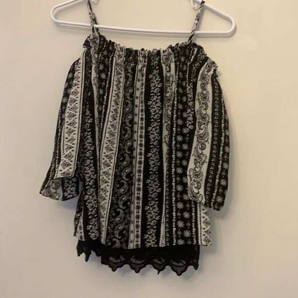 IZ Byer off the shoulder, spaghetti straps, black/ white paisley blouse Size M - Picture 1 of 8